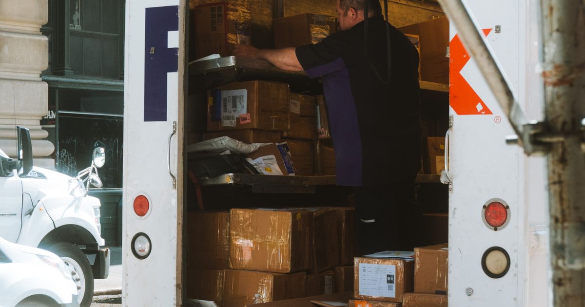 Ground Advantage vs Priority Mail: Which One Should You Use?